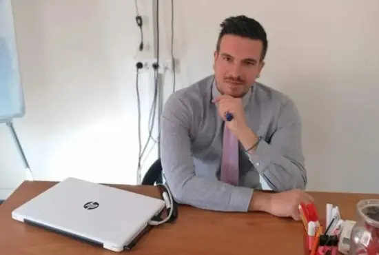 Ο Πάνος Σπανός, σύμβουλος ψυχικής υγείας στο δωμάτιο αποκαλύψεων