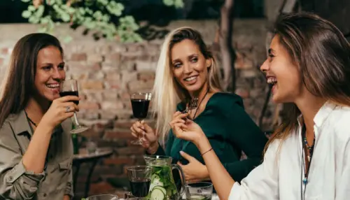 Γιατί η φιλία στην ενήλικη ζωή γίνεται πιο δύσκολη, ενώ τη χρειαζόμαστε περισσότερο;