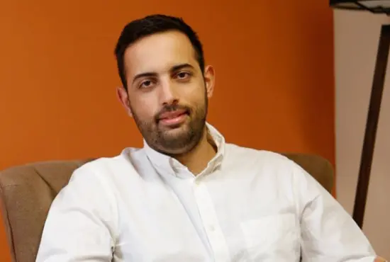 Ο Γιάννης Αγγελής, ψυχοθεραπευτής, στο δωμάτιο αποκαλύψεων