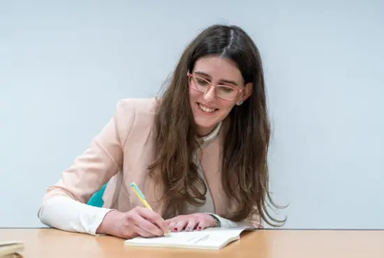 Η Ιωάννα Μαλουμίδου, Ειδική παιδαγωγός και συγγραφέας, στο δωμάτιο αποκαλύψεων του PSYCHOLOGY.GR