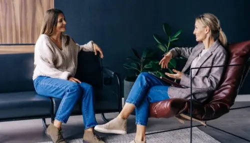 Γιατί νιώθεις την ανάγκη να εξηγείς τα πάντα; Δεν είναι συνήθεια, είναι άμυνα