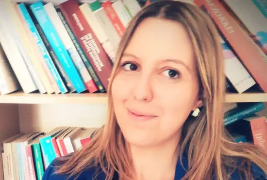 Η Ζωή Ζιωντάκη, ψυχολόγος, ειδικευμένη στην κλασική ψυχανάλυση, στο δωμάτιο αποκαλύψεων του PSYCHOLOGY.GR