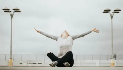 Γιατί δυσκολεύεσαι να χαλαρώσεις πραγματικά και πώς μπορεί να βοηθήσει το Πρόγραμμα Μείωσης Άγχους μέσω Mindfulness (MBSR)