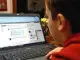 Δύο παιδιά, τέσσερις ώρες online, δύο τελείως διαφορετικές ζωές