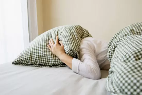 Πιο ευάλωτοι στην αϋπνία, οι αγχώδεις και οι καταθλιπτικοί που νοσούν με ήπια μορφή Covid-19