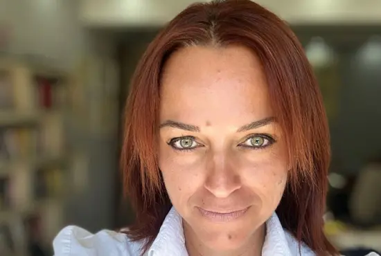 Η Ελένη Σολταρίδου, ψυχολόγος, υποψήφια διδάκτωρ Ιατρικής, στο δωμάτιο αποκαλύψεων του PSYCHOLOGY.GR