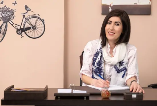 Η Φωστηρία Αμανατίδου, ψυχολόγος, γνωσιακή συμπεριφορική ψυχοθεραπεύτρια, στο δωμάτιο αποκαλύψεων του PSYCHOLOGY.GR