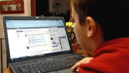 Δύο παιδιά, τέσσερις ώρες online, δύο τελείως διαφορετικές ζωές