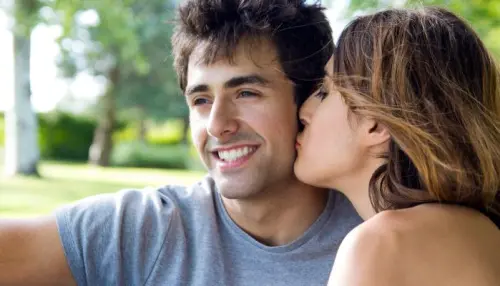 Ποιον Συμφέρει να Πιστεύεις ότι η Οικειότητα Σκοτώνει το Σεξ;