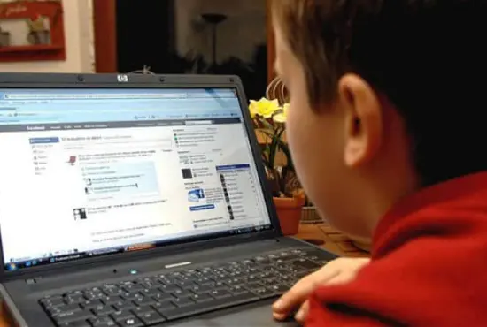 Δύο παιδιά, τέσσερις ώρες online, δύο τελείως διαφορετικές ζωές