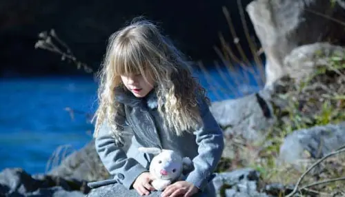 Όταν το παιδί δυσκολεύεται να κάνει φίλους: πότε είναι απλή συστολή και πότε κρύβεται κάτι βαθύτερο