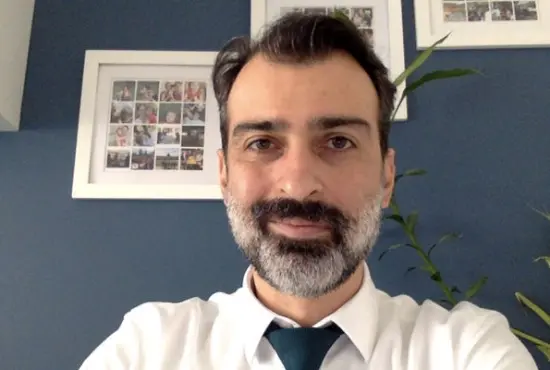 Ο Νίκος Μιχαλάκης, ψυχολόγος - ψυχοθεραπευτής, στο δωμάτιο αποκαλύψεων του PSYCHOLOGY.GR