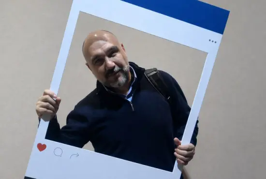 Ο Νίκος Δοϊρανλής, ψυχολόγος, προσωποκεντρικός ψυχοθεραπευτής, στο δωμάτιο αποκαλύψεων του PSYCHOLOGY.GR