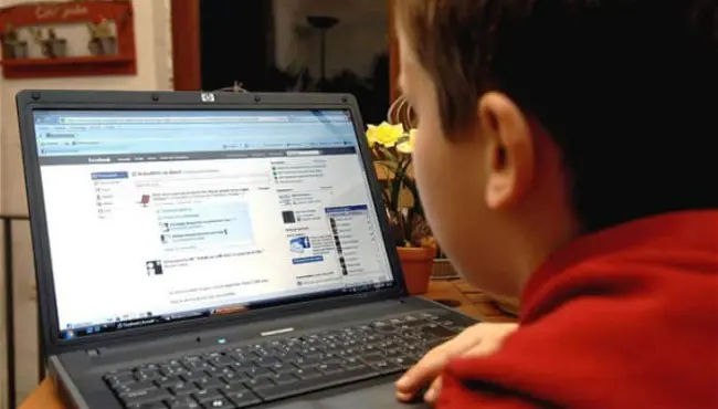 Δύο παιδιά, τέσσερις ώρες online, δύο τελείως διαφορετικές ζωές
