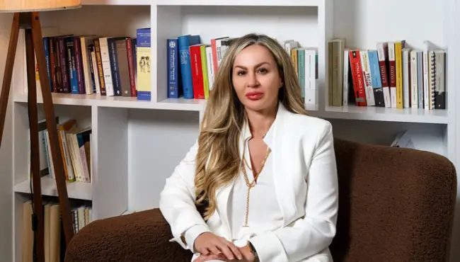 Η Μελίνα Τζάκου, Ψυχολόγος - Ψυχαναλυτική Ψυχοθεραπεύτρια, στο δωμάτιο αποκαλύψεων του PSYCHOLOGY.GR