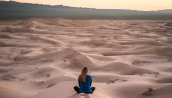 γυναίκα μόνη στην άμμο