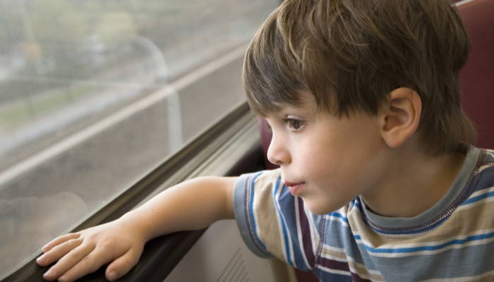 παιδί στο τρένο