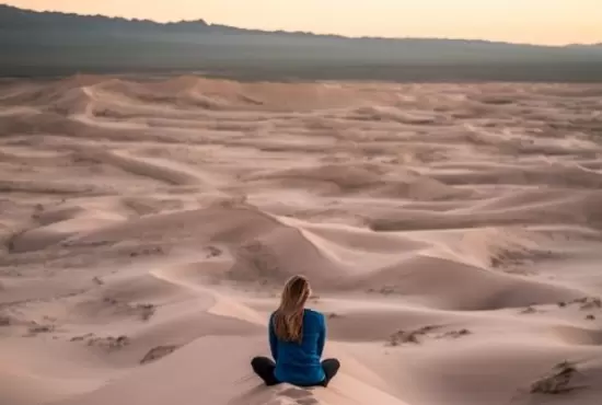 γυναίκα μόνη στην άμμο