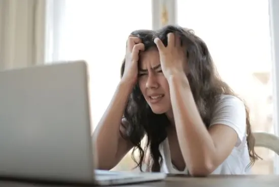 H ασφυκτική συνθήκη της σύγχρονης πραγματικότητας