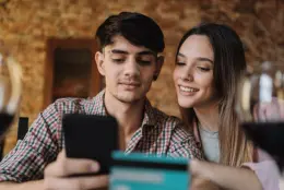 Μεγαλώνοντας online